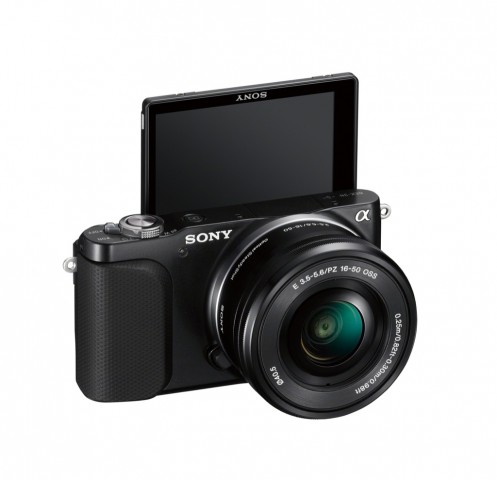 Sony NEX-3N mit aufgeklapptem Display (Bild: Sony)